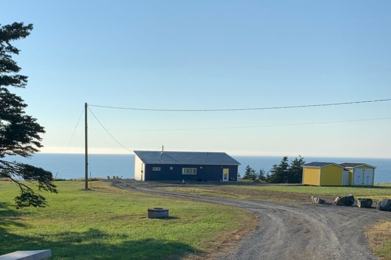 Chalet au bord de la mer en Nouvelle-Écosse / Nova Scotia oceanfront cottage