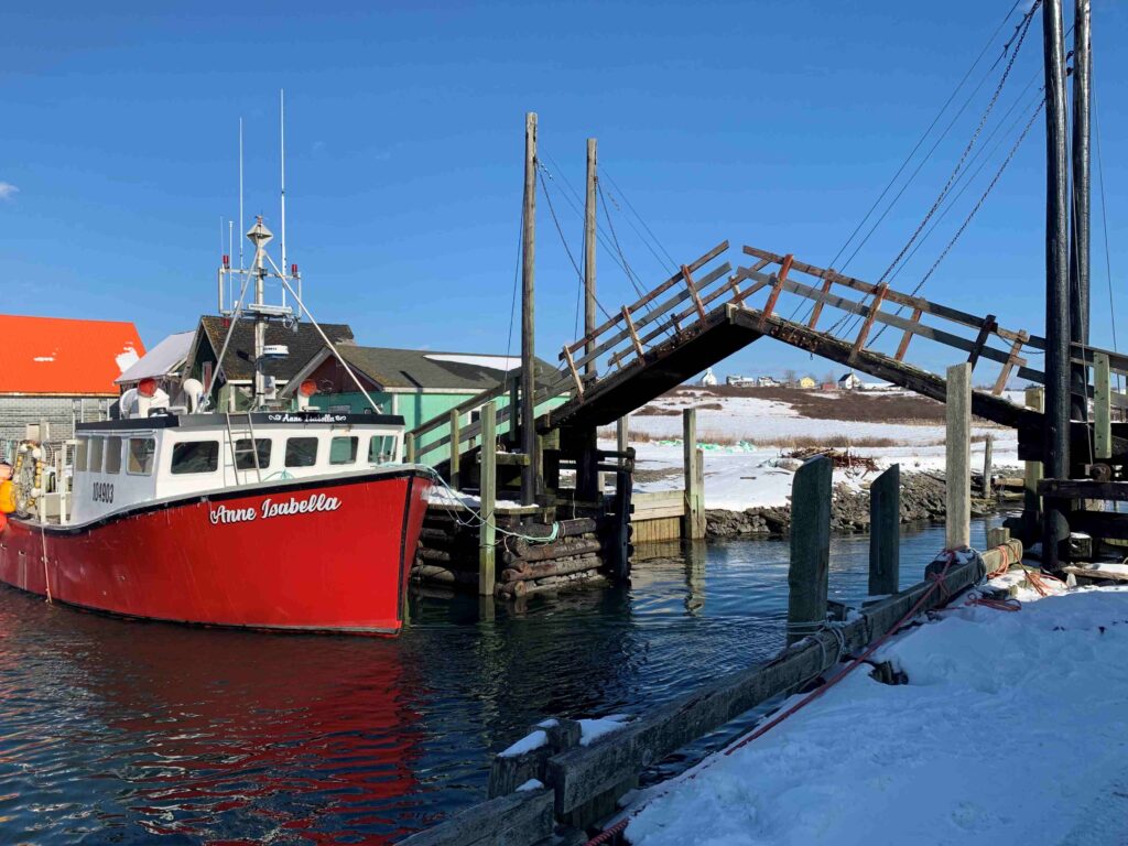 Bateau de pêche rouge accosté près du pont-levis de Sandford en Nouvelle-Écosse / Red fishing boat docked beside the Sandford drawbridge in Nova Scotia